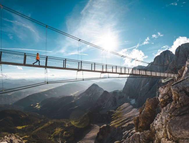Wanderer auf der Hängebrücke am Dachstein Gletscher in Ramsau © Schladming-Dachstein_Mathäus Gärtner